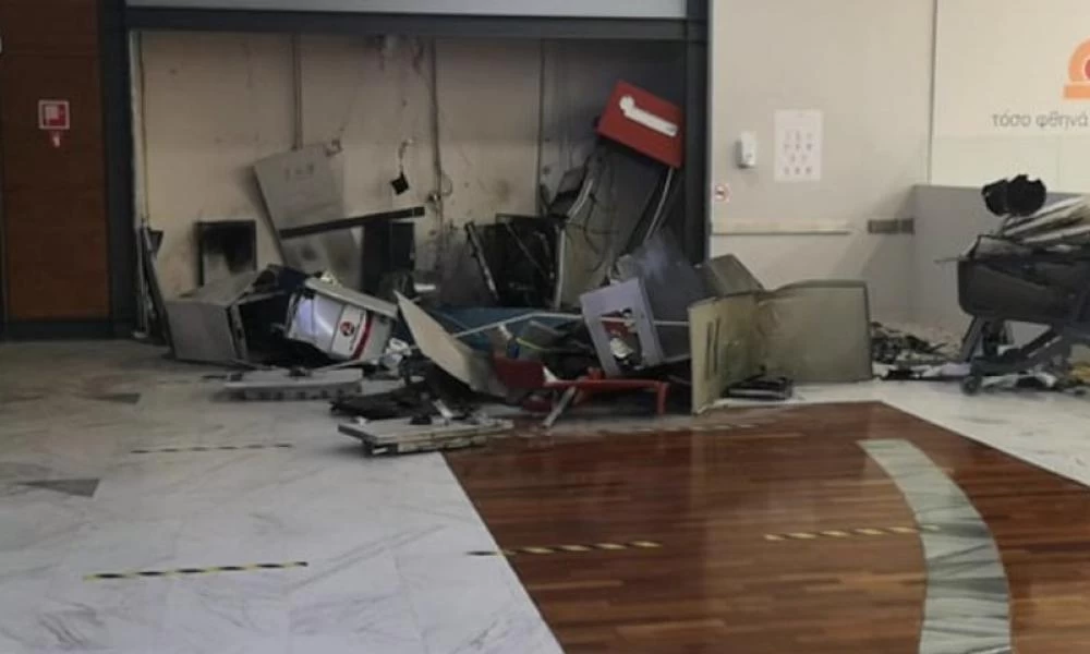 Πάτρα: Ποσό «μαμούθ» άρπαξαν οι ληστές που ανατίναξαν 3 ΑΤΜ σε εμπορικό - Εικόνες